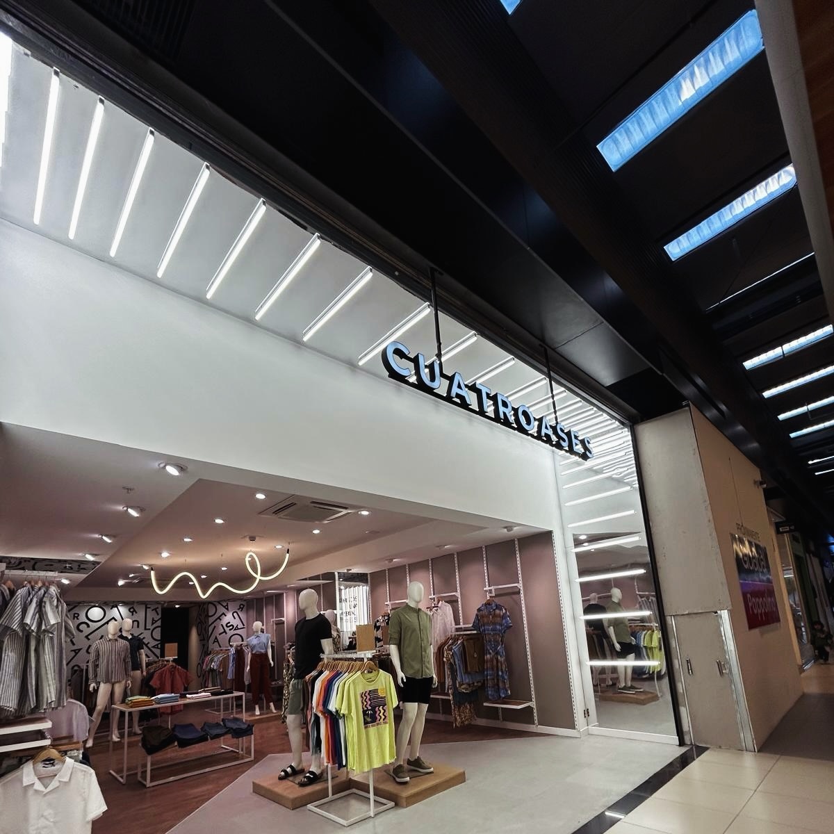 Proceso de montaje de local comercial. Eficiencia y precisión en cada etapa. #retaildesign